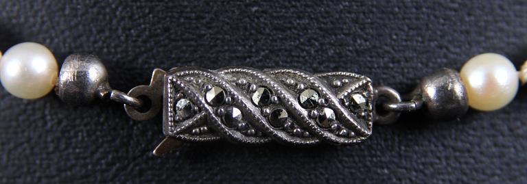 PÄRLCOLLIER, med silverfattning, 1900-talets mitt.