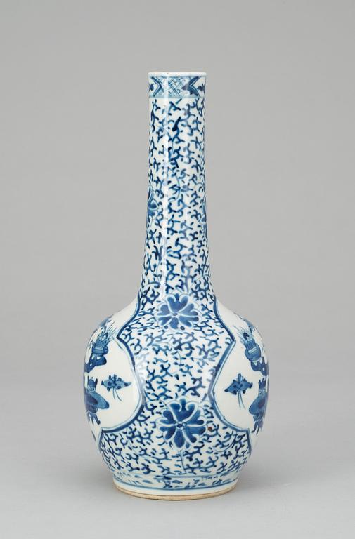 VAS, porslin. Kangxi-stil, 1800-tal.