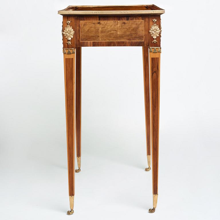 A Gustavian late 18th century table in the manner of Anders Lundelius (master in Stockholm 1778-1823).
