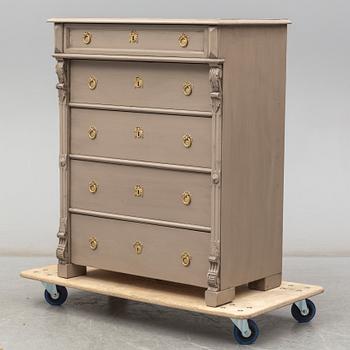 A late 18th or early 20th century chest of drawers.