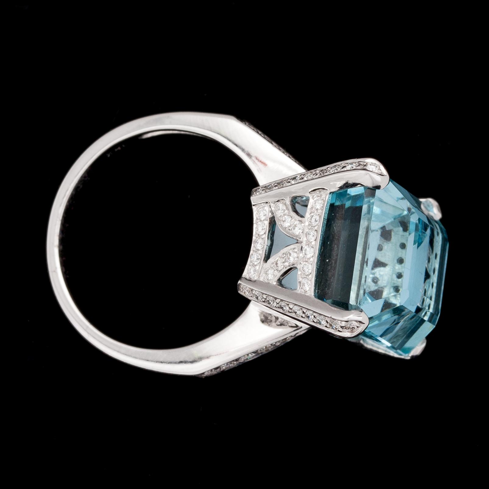 RING, trappslipad akvamarin, 16.05 ct med briljantslipade diamanter, tot. ca 0.70 ct.
