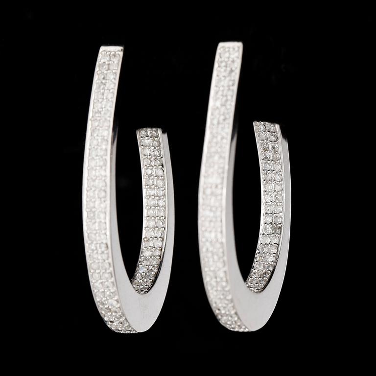 ÖRHÄNGEN, ett par, 14k vitguld med briljantslipade diamanter tot ca 1 ct. Total vikt ca 7,8 gram.