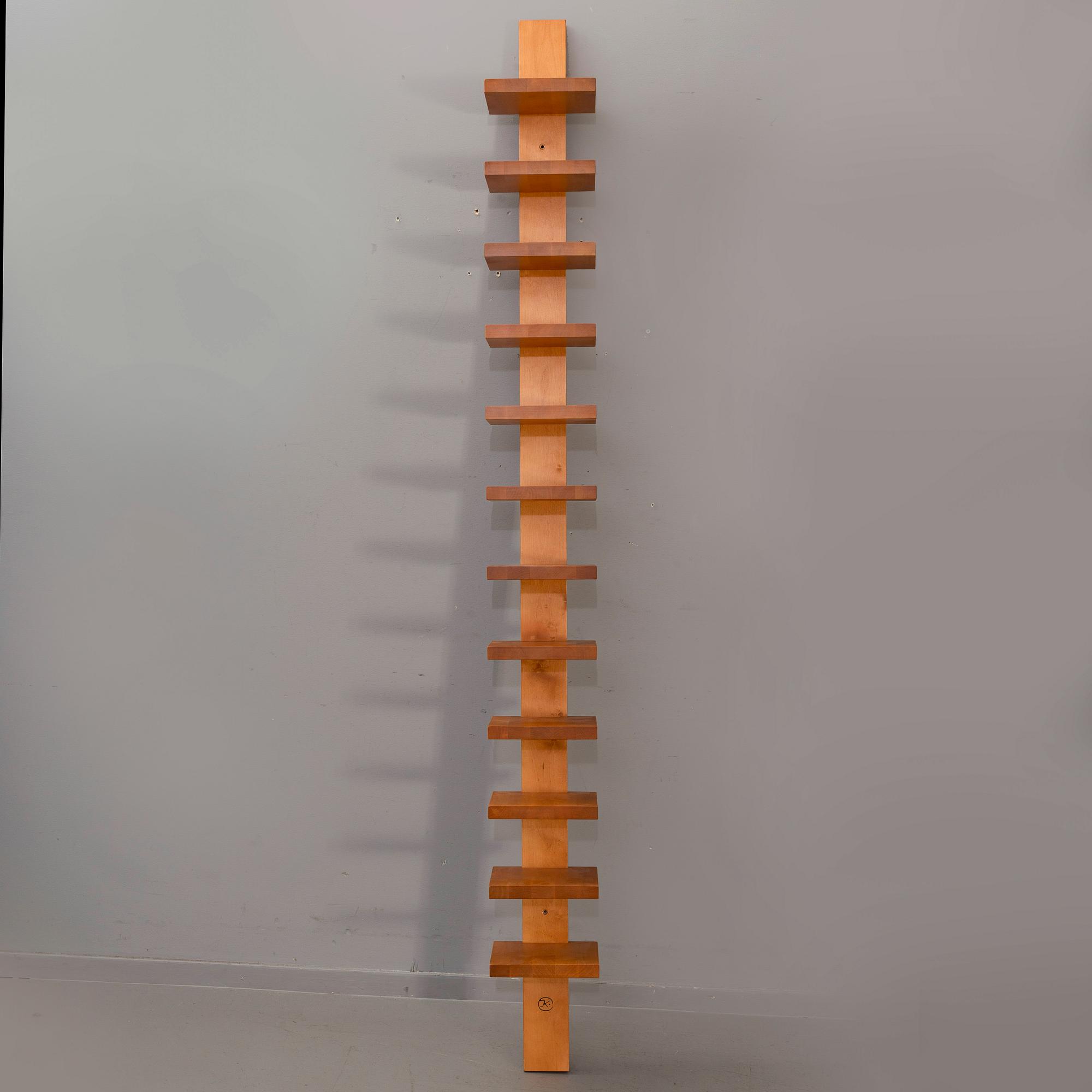 JOHN KANDELL, hylla, "Pilaster", Källemo, formgiven 1989.