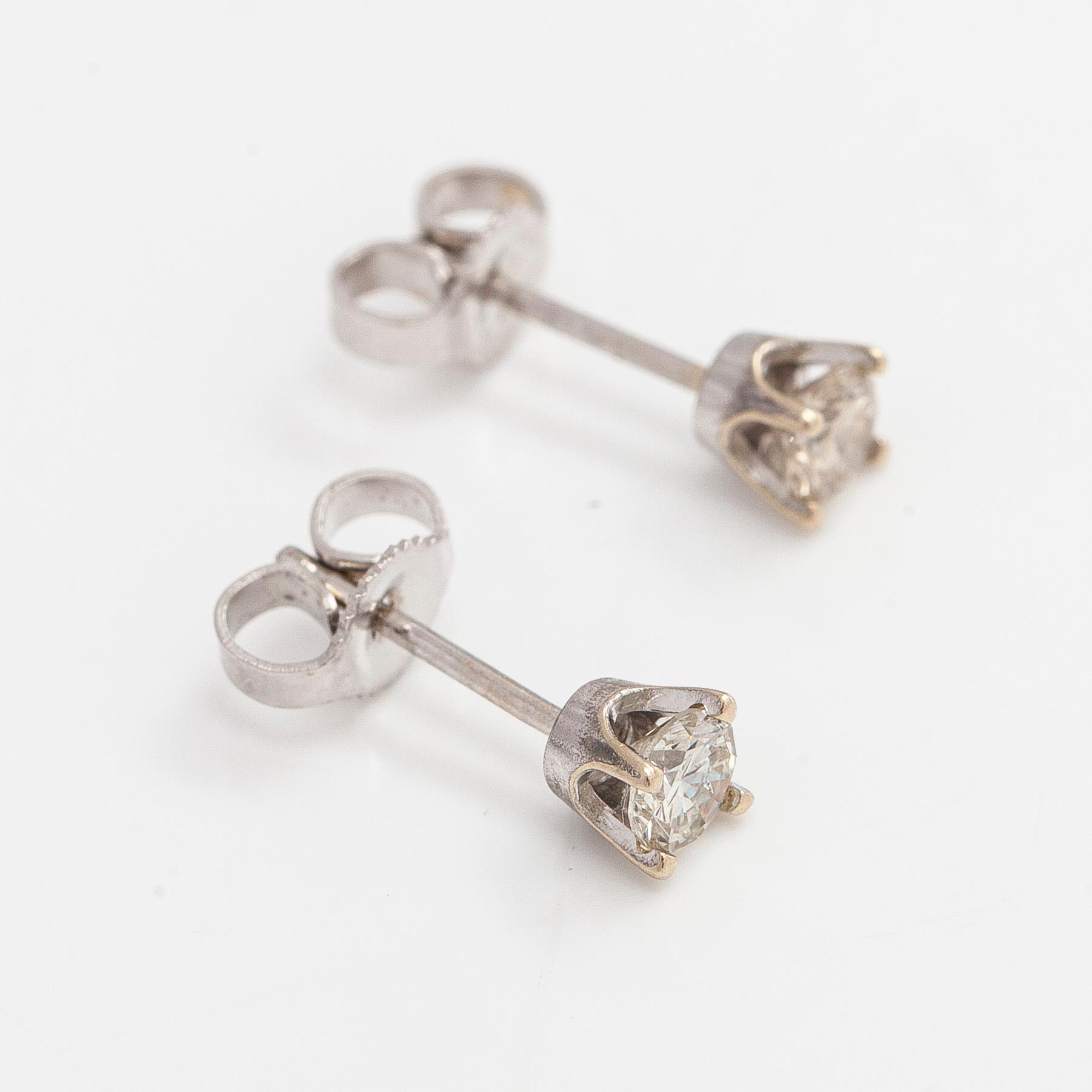 Korvakorut, briljanttihiotut timantit yhteensä noin 0,40 ct, 14K valkokultaa.