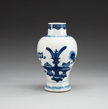 A blue and white vase, Qing dynasty, Kangxi (1662-1722).