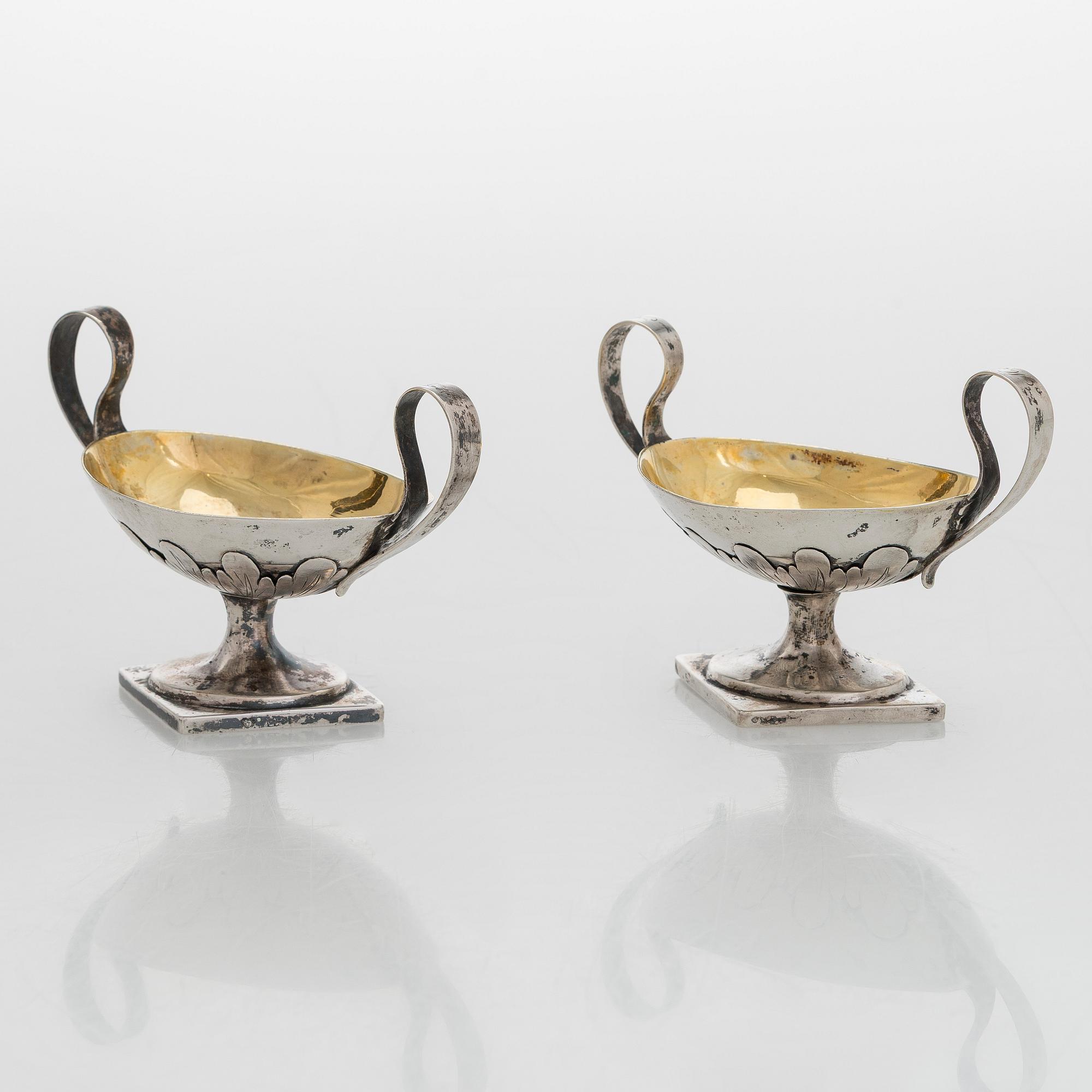 Saltkar, ett par, silver, Finland, slitna stämplar, möjligen Gustaf Lönnqvist, aktiv i Borgå 1827-65.