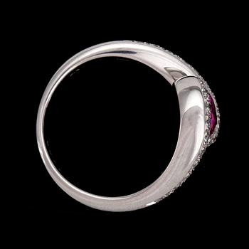 RING, oval fasettslipad rosa safir, 1 ct, och briljantslipade diamanter, tot. ca 0.30 ct.