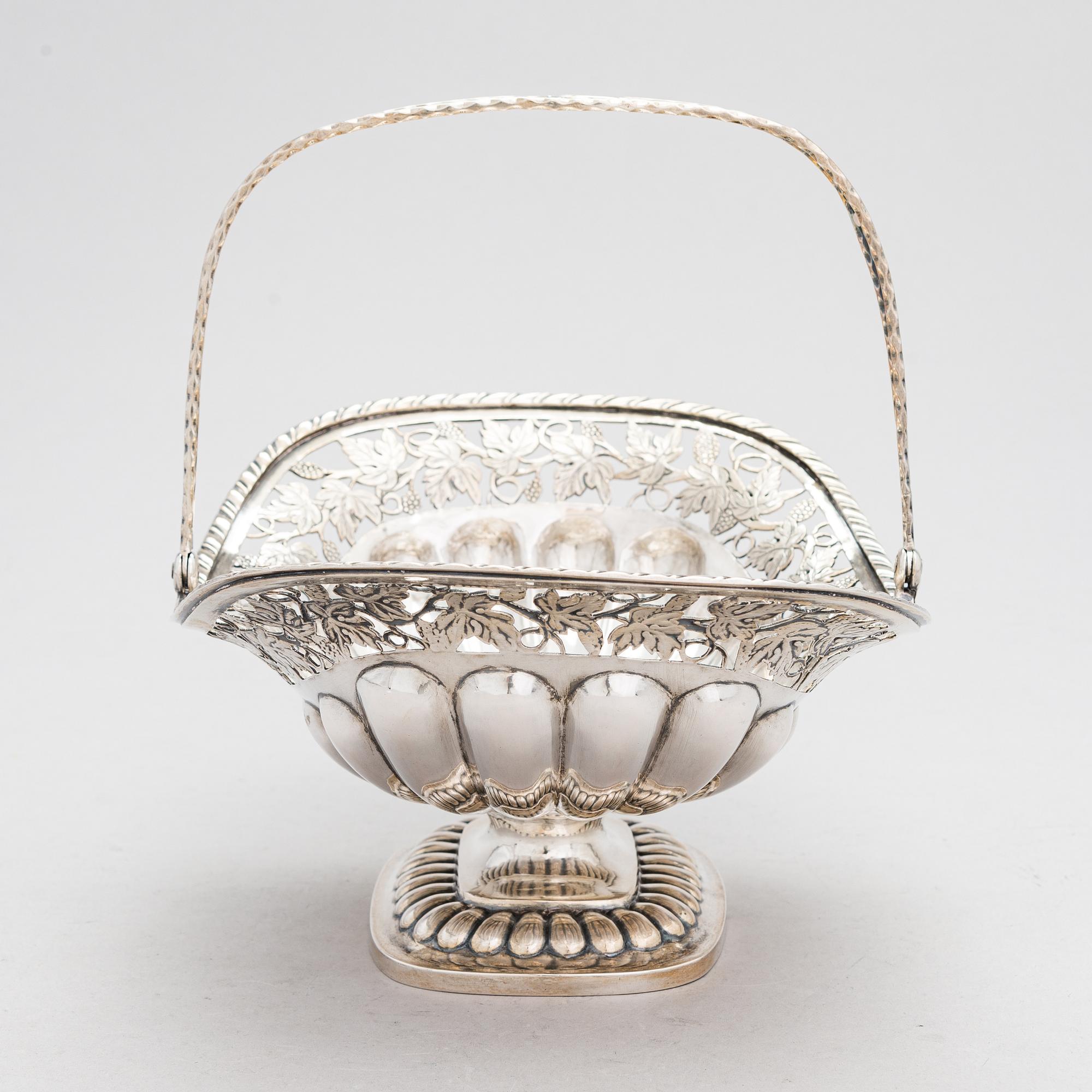 Reinhold H. Eckert, a silver bread basket, Tartu/ Dorpat 1818.