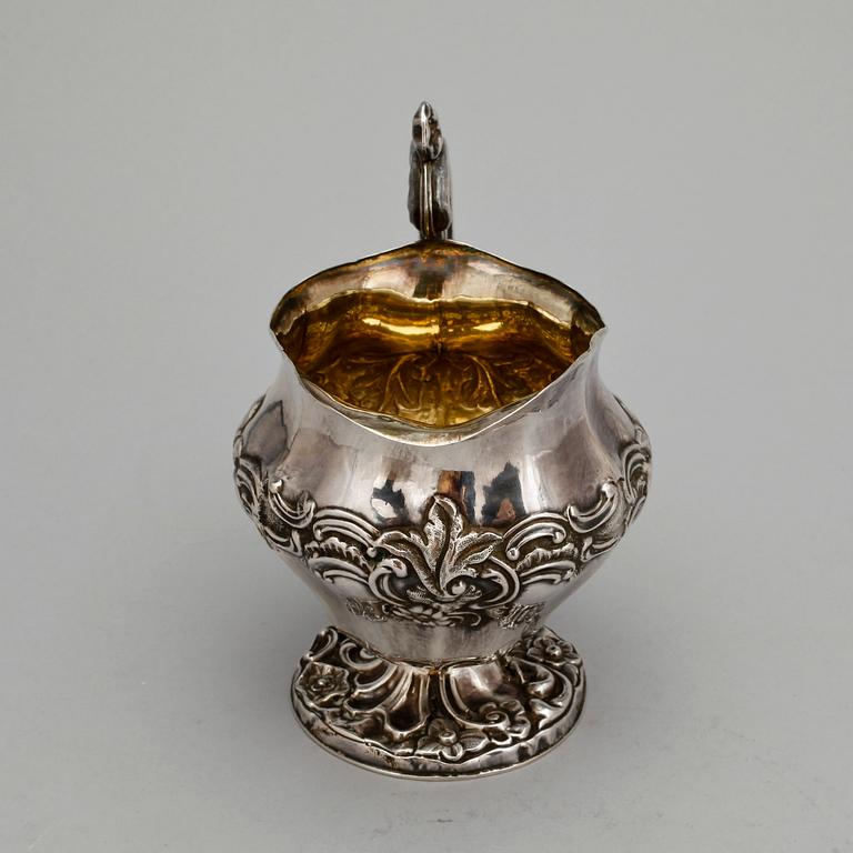 GRÄDDKANNA, silver, nyrokoko, Frans Holm, verksam 1849-1885 i Vadstena. Vikt ca 185 gram.