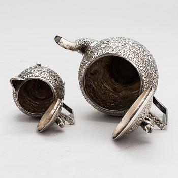 Tekanna och mjölkkanna, österländskt silver, kring 1900.