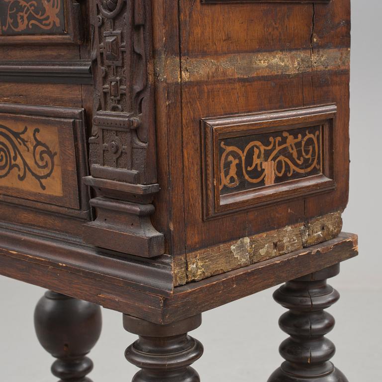 SKÅP, delvis renässans/barock, 1600-/1700-tal.