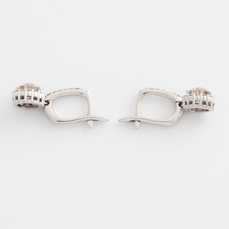 Earrings with light brown brilliant-cut diamonds.