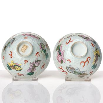 A pair of porcelain cups with covers, Qing dynasty, 19th Century.