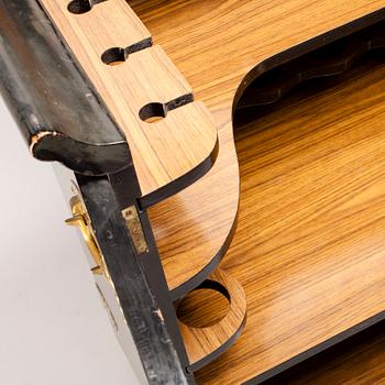 BARSKÅP, Kina, 1900-talets mitt.