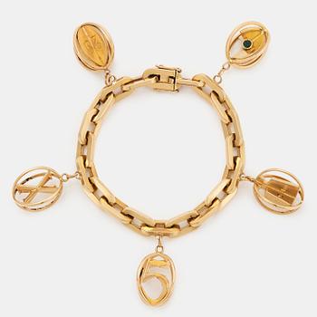 990. An 18K gold charm bracelet.