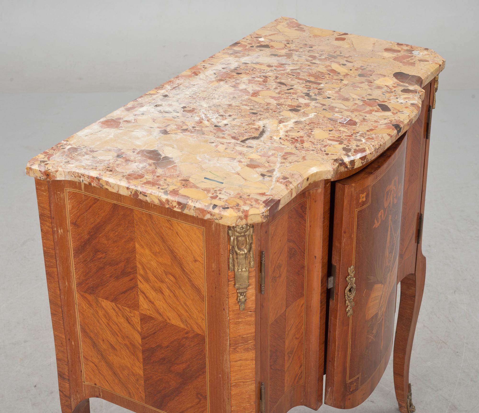 SKÅP med stenskiva, Louis XVI-stil, 1900-talets första hälft.