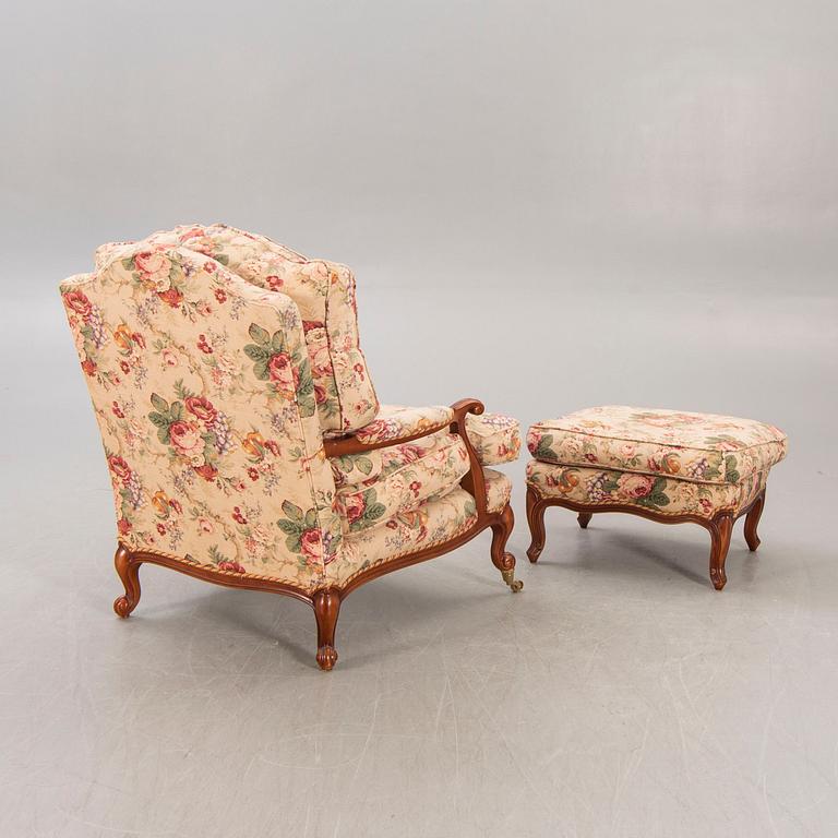 Fåtölj med fotpall Louis XV-stil 1900-talets senare del.