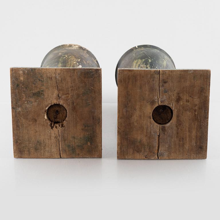 Urnor, ett par, omkring år 1700. Barock.