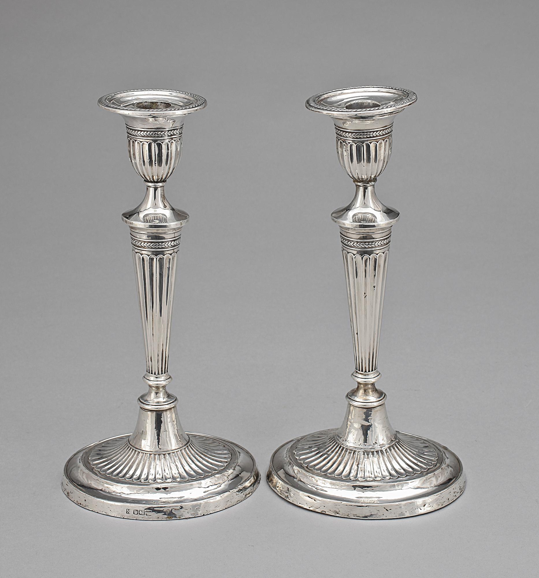 LJUSSTAKAR, ett par, silver, Sheffield, England, 1904-05.