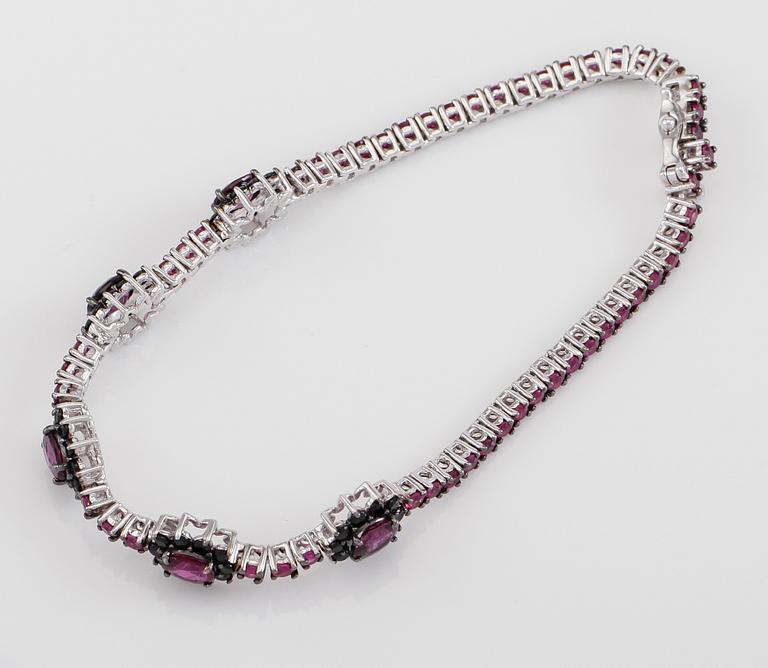 ARMBAND, 18K vitguld, rubiner tot ca 4.54 ct. och svarta spineller tot ca 1.15 ct.