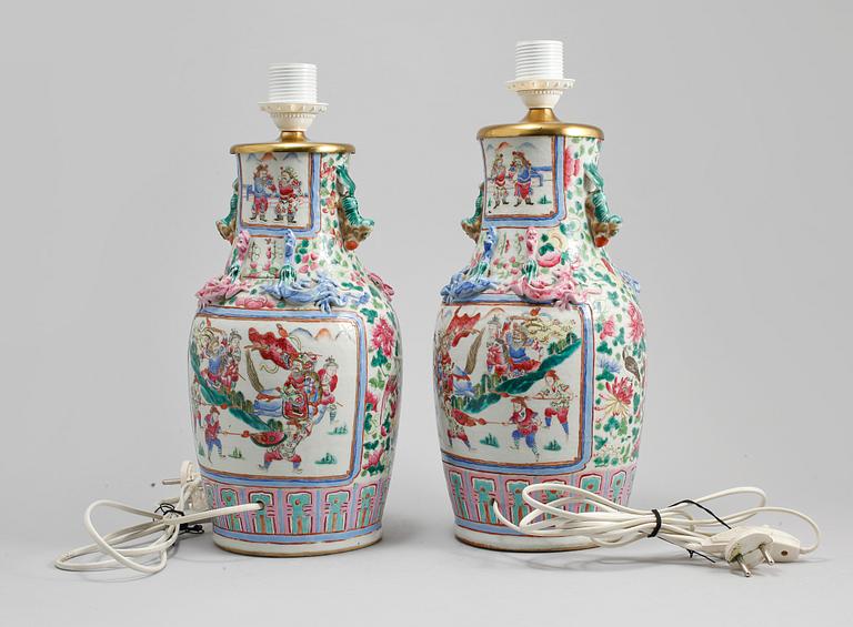 BORDSLAMPOR, ett par, porslin, Kina, 1800/1900-tal.