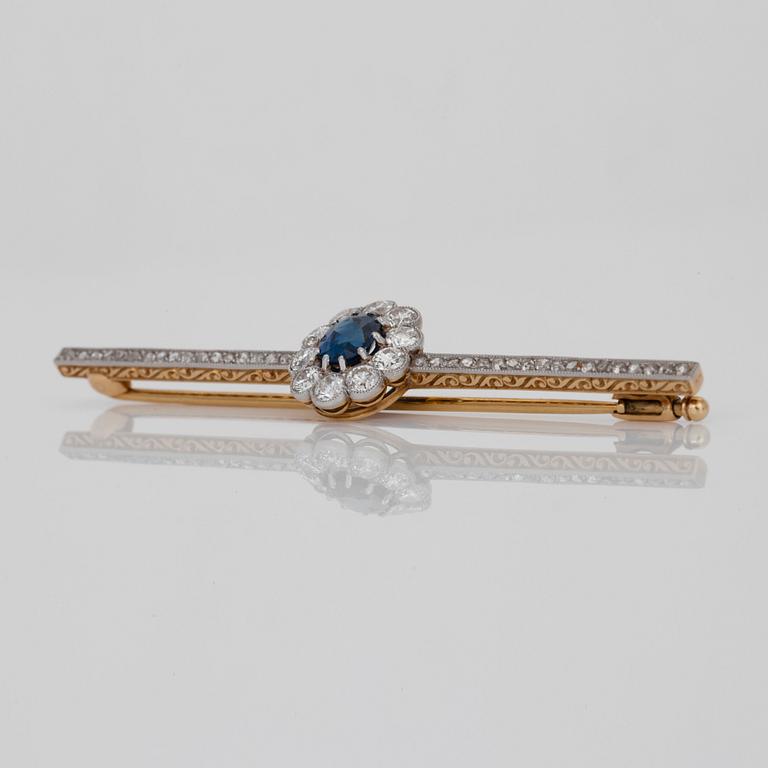 A circa 1.02 ct sapphire and old- and rose-cut diamond brooch. Total carat weight 1.18 ct.