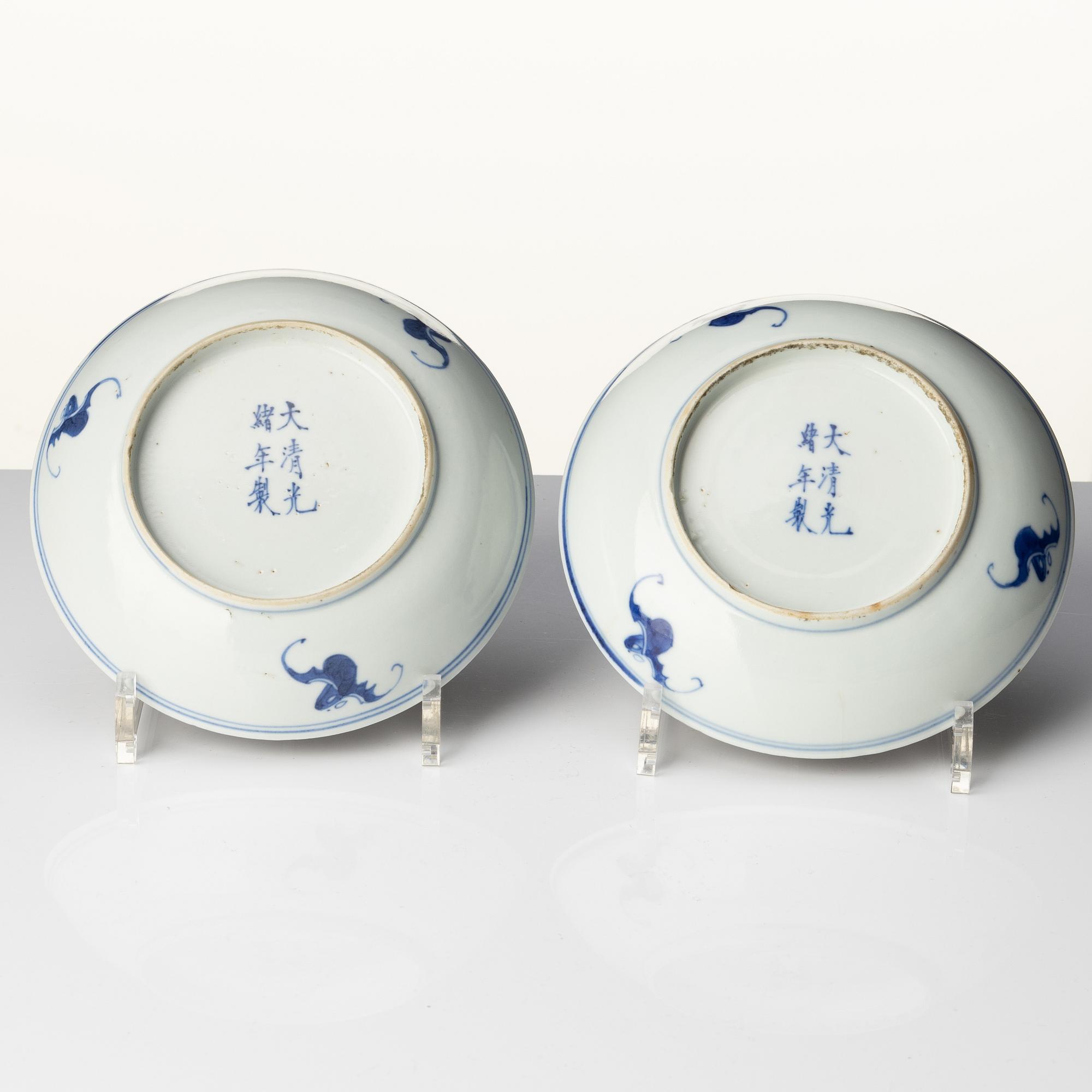 A pair of dragon dishes, Qing dynasty with Guangxu six character mark and of the period (1875-1908).