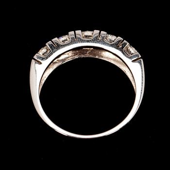 ALLIANSRING, vitguld 14K, 5 briljantslipade diamanter, tot. 1,24 ct. Vikt 4,7 g. Intyg 223.