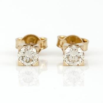 ÖRHÄNGEN, ett par, 18K guld med briljantslipade diamanter, tot ca 0,65 ct. Vikt 1,71 g.