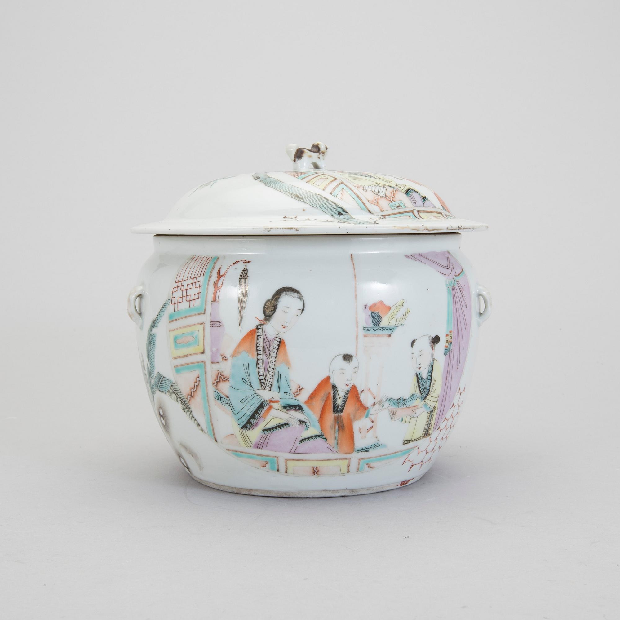 KAROTT MED LOCK, porslin, Kina, 1900-tal.