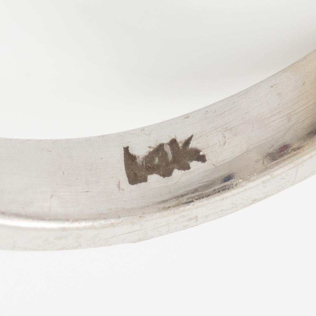 Ring 14K vitguld med navetteslipade safirer, rubiner och briljantslipade diamanter.