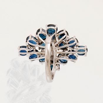 Ring/Cocktailring 18K vitguld med ovalt fasetterade safirer samt runda enkelslipade diamanter.