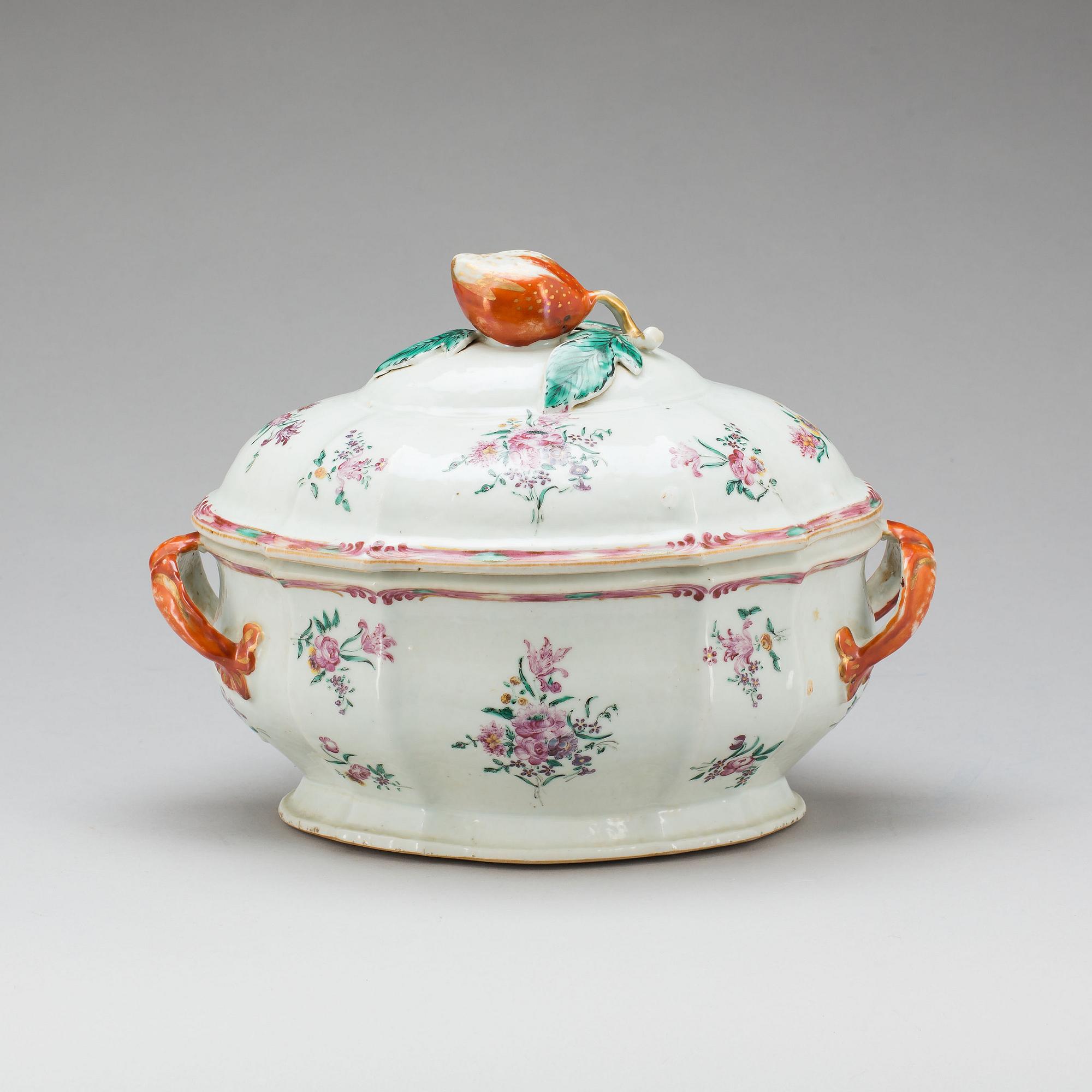 TERRIN MED LOCK, porslin, Kina. Qianlong (1736-95).