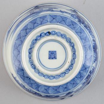 A blue and white Japanese bowl with double foot ring, for the Chinese market, around the year 1900.