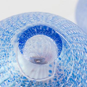 Bertil Vallien, vaser, 8 st, och Gunnel Sahlin, dekorationsfrukter, 4 st, Kosta Boda.