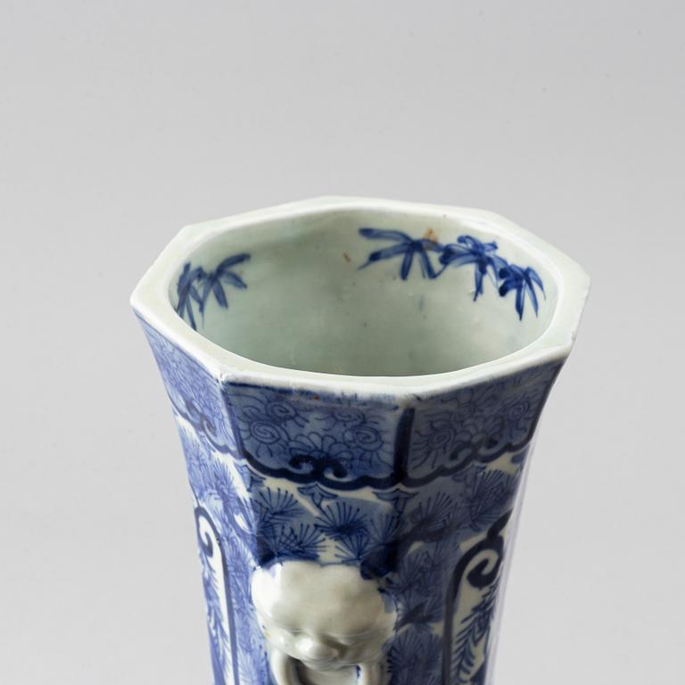 A blue and white Japanese vase, Meiji period (1862-1912).