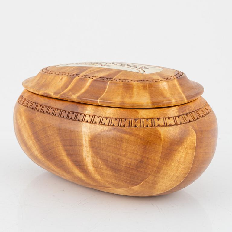 Lars Levi Sunna, a lidded birch wood box.