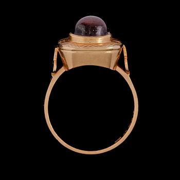 RING, 18K guld med cabochonslipad ametist, Gelander-Bergdahl, Göteborg, 1953. Vikt 5,2 g.