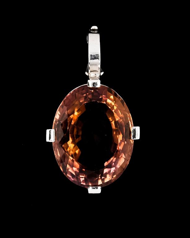 PENDANT, smoky quartz set in 18k white gold.