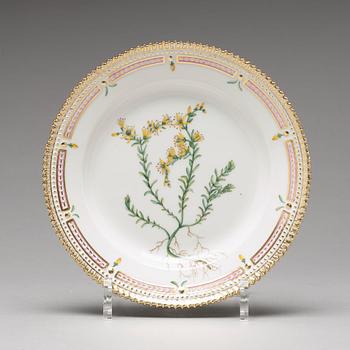 ASSIETTER, 12 stycken, porslin. "Flora Danica", Royal Copenhagen, Danmark, 1900-tal.