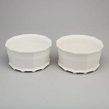 A pair of porcelain plant pots from Prins Eugens Waldemarsudde, Gustavsberg.