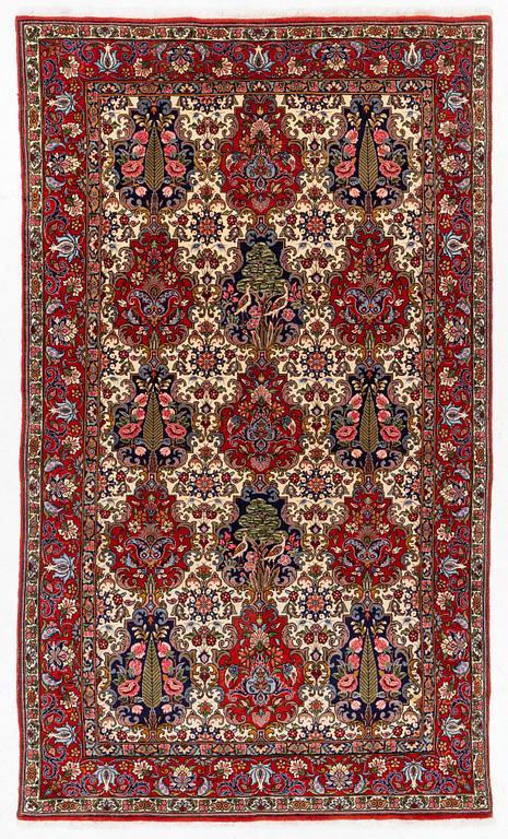 An oriental carpet, approx. 265 x 157 cm.