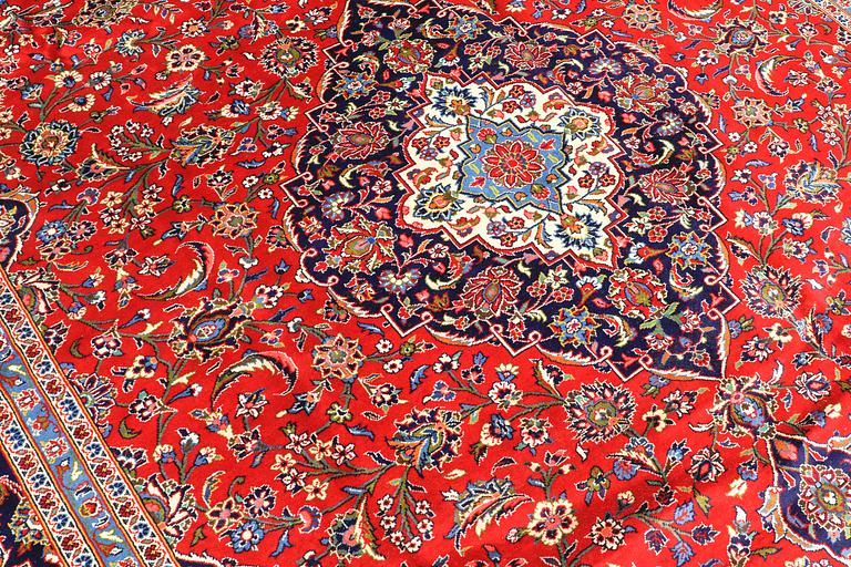 A carpet, Kashan, ca 401 x 302 cm.