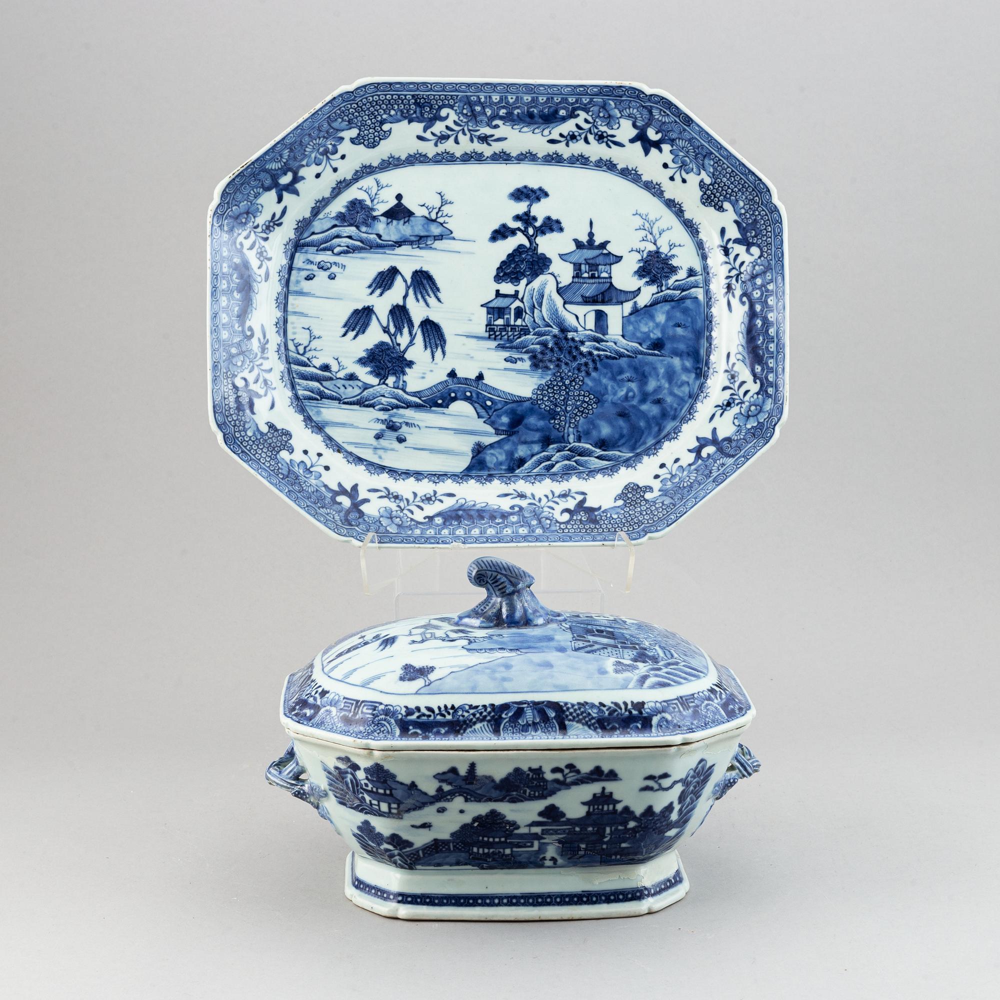 A blue and white tureen with cover and an export porcelain serving dish, Qing dynasty, Qianlong (1736-95).