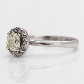 Ring, 14K vitguld, diamanter totalt ca 0.72 ct.