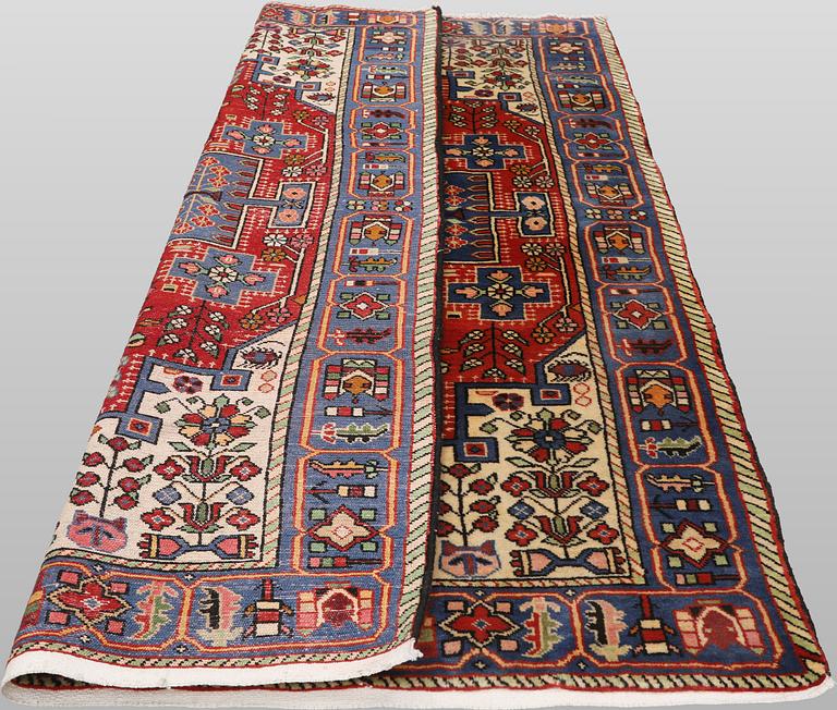 A Hamadan rug, 213 x 138 cm.