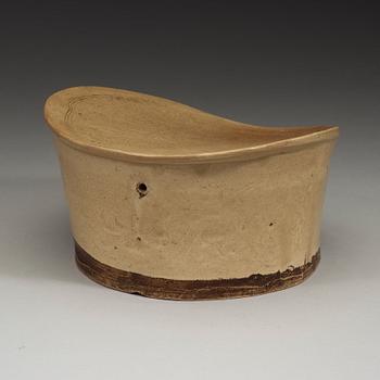 A Cizhou ware headrest, Yuan/Ming dynasty (1271-1644).