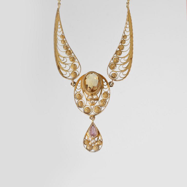 HALSCOLLIER, 18K guld med citrin, 4 orientaliska pärlor samt rosa safir, Gustav Dahlgren & Co, Malmö, 1904. 8,5 gram.