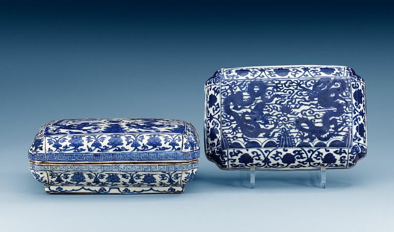 A blue and white 'dragon' box with cover, Ming dynasty with Wanli´s six character mark and of the period (1573-1619).