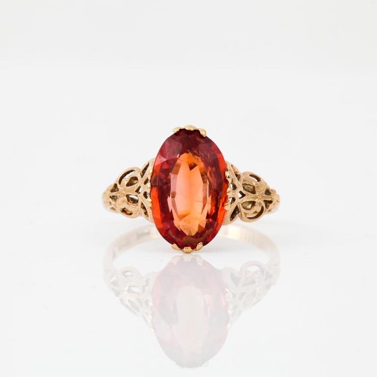 ENSTENSRING, 18K guld med orange syntetisk safir, stämplad sannolikt Gunnar Fahlström, Stockholm. Vikt ca 3 gram.